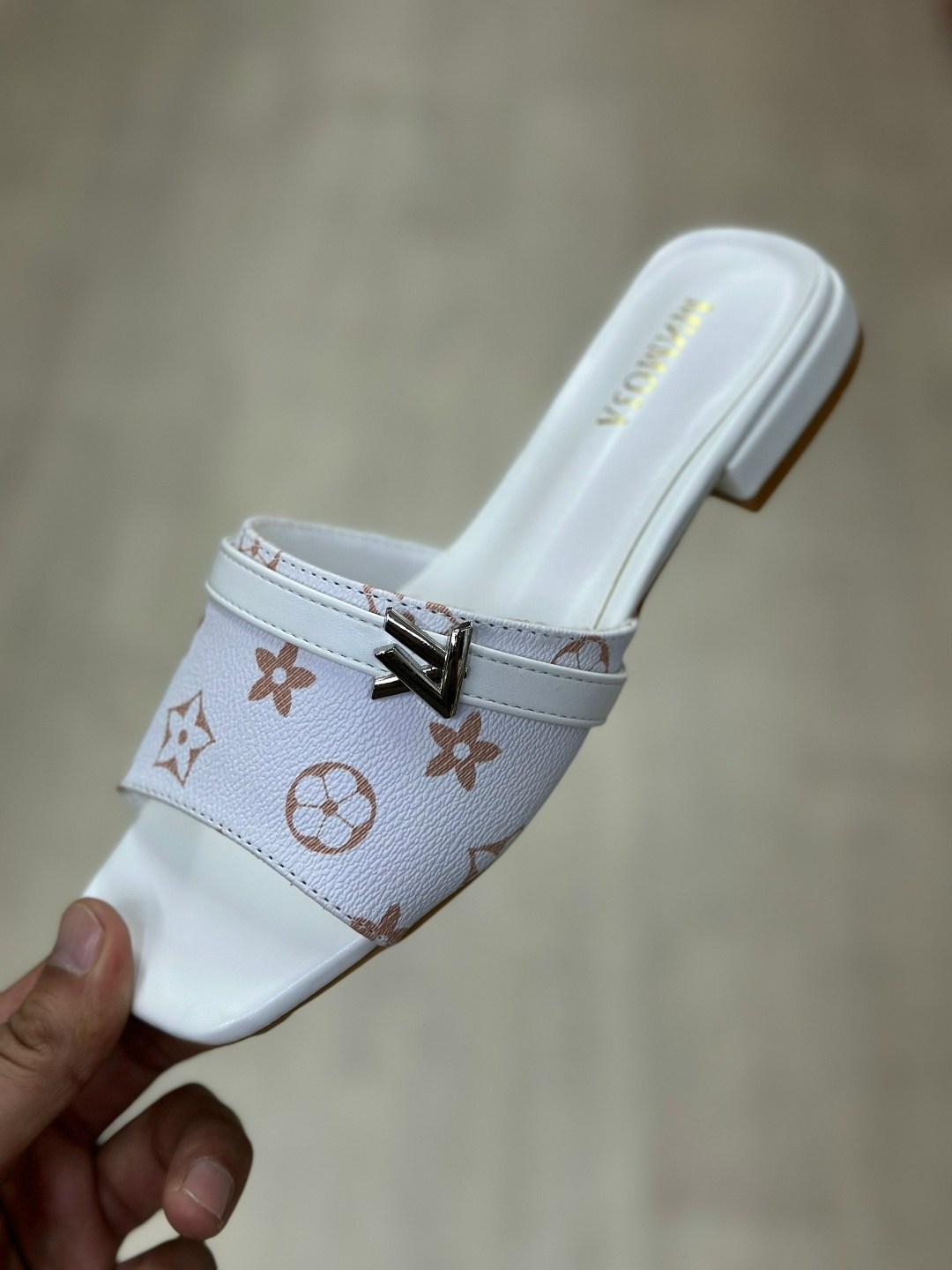 ,женские шлепанцы,тапки луи витон,женские шлепки,louis vuitton шлепанцы