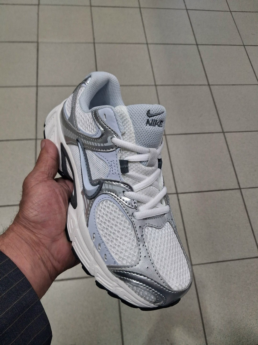 кроссовки nike,женские кроссовки nike v5 rnr с дышащей сеткой и легкой амортизацией,женские повседневные кроссовки v5 rnr от finish line nike,повседневные кроссовки,спортивная