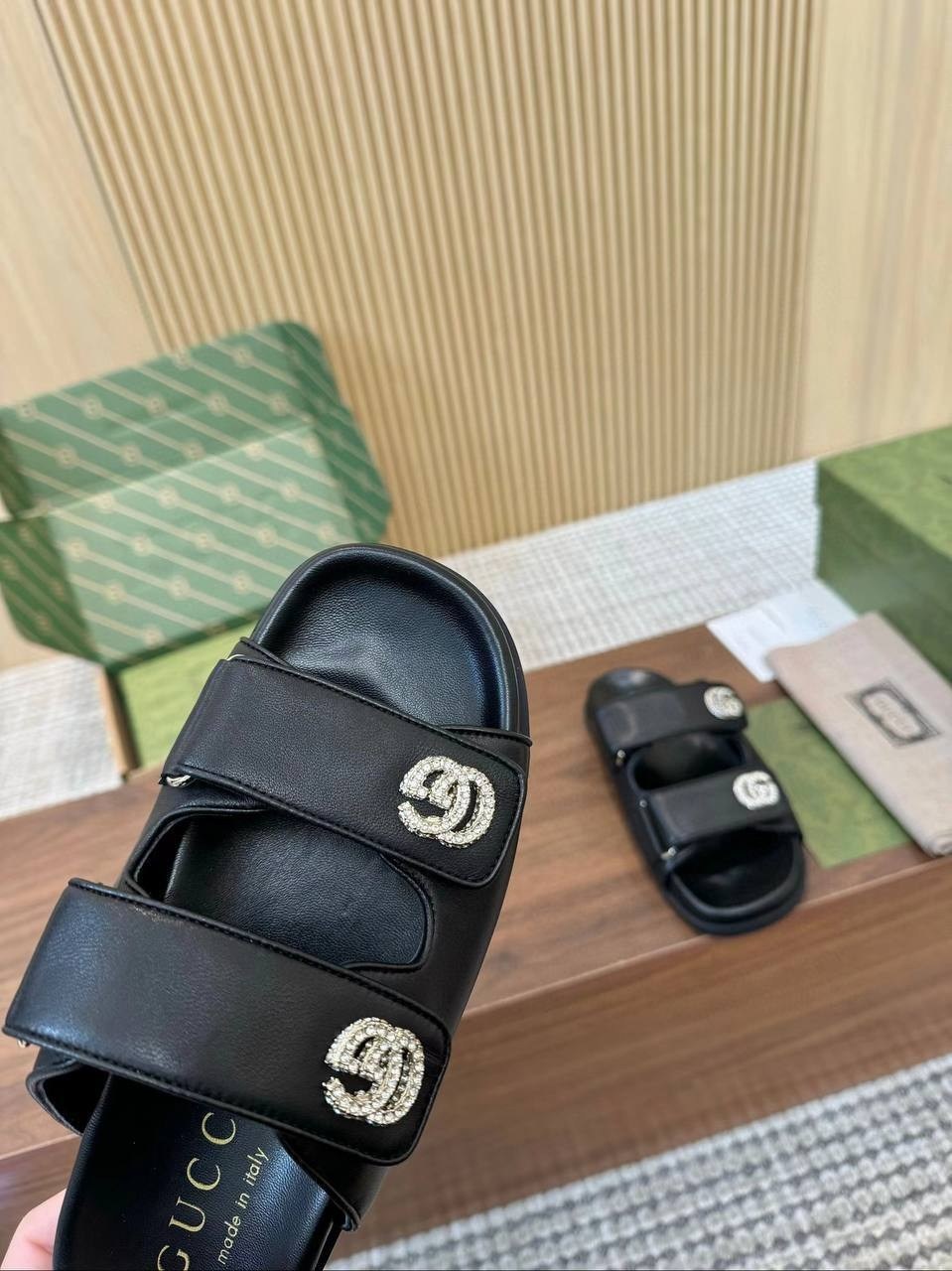 кожаные шлепанцы gucci,gucci шлепанцы женские,шлепанцы gucci,кожаные шлепанцы,сандалии gucci