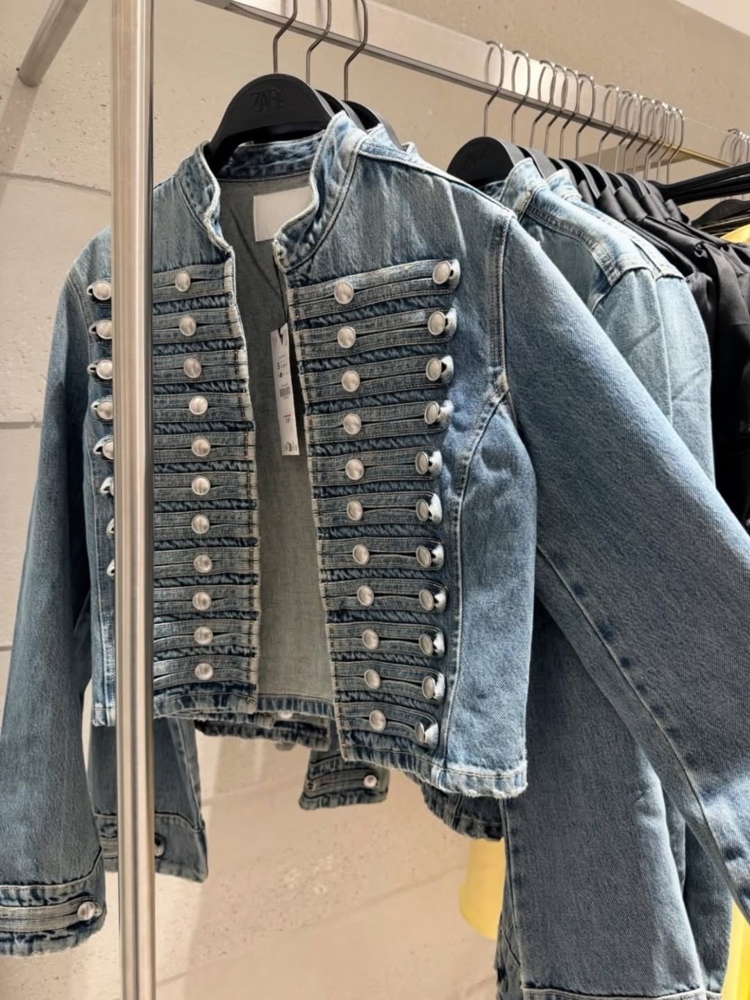 женская джинсовая куртка на пуговицах,джинсовая куртка в стиле милитари,джинсовая куртка,джинсовая куртка с воротником,джинсовые куртки женские