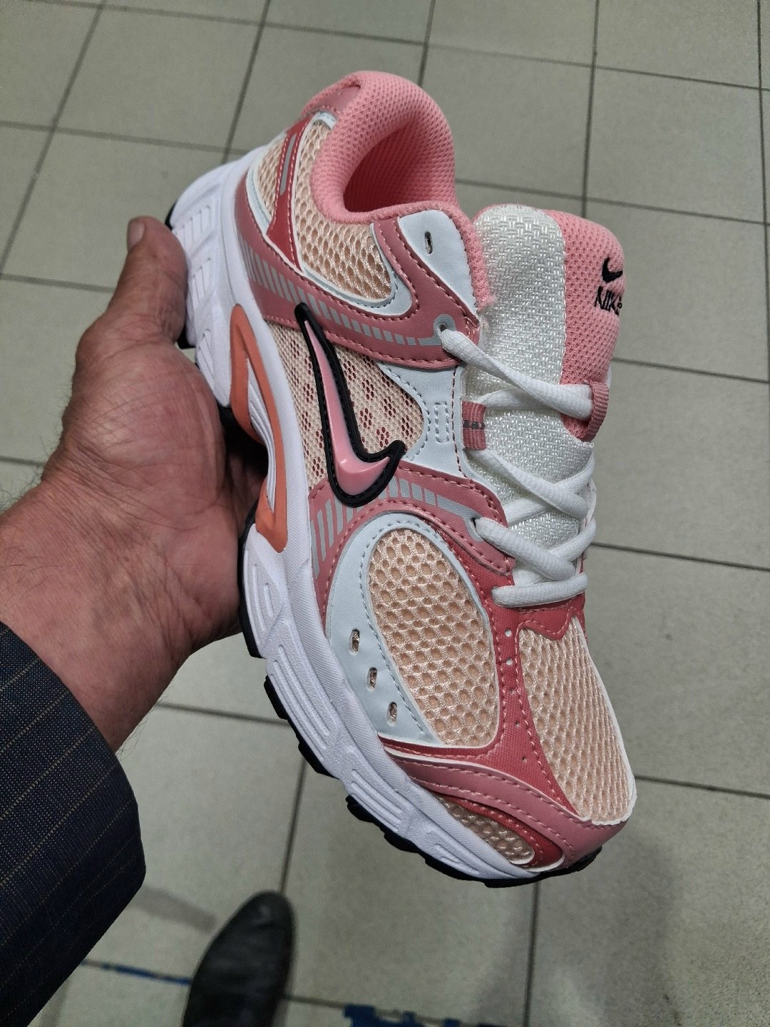 кроссовки nike,женские кроссовки nike v5 rnr с дышащей сеткой и легкой амортизацией,женские повседневные кроссовки v5 rnr от finish line nike,повседневные кроссовки,спортивная