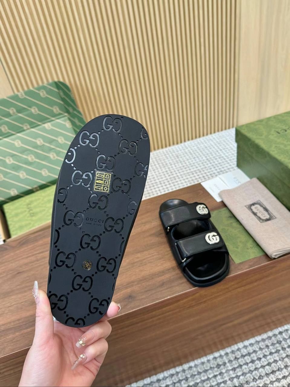 кожаные шлепанцы gucci,gucci шлепанцы женские,шлепанцы gucci,кожаные шлепанцы,сандалии gucci