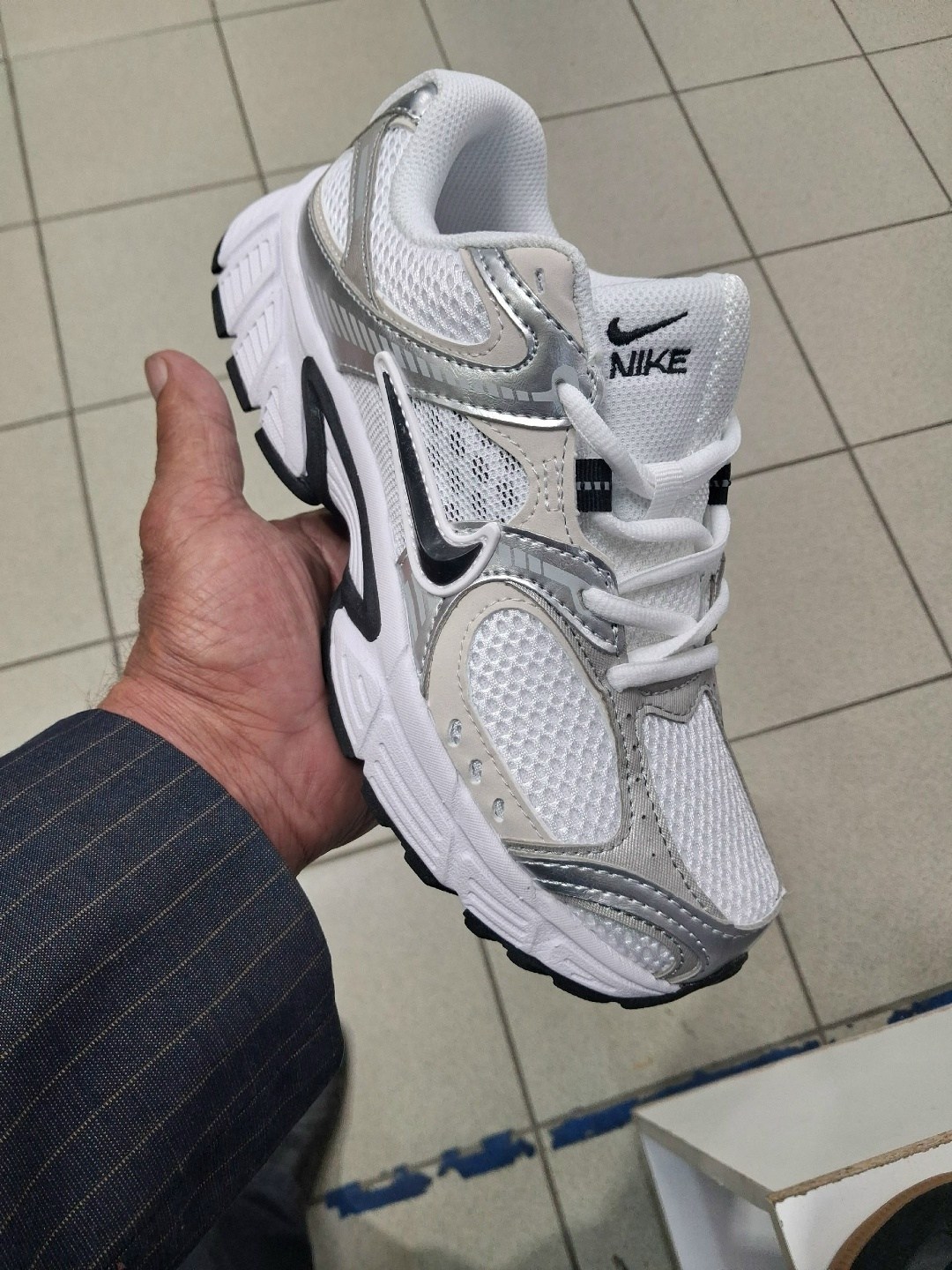 кроссовки nike,женские кроссовки nike v5 rnr с дышащей сеткой и легкой амортизацией,женские повседневные кроссовки v5 rnr от finish line nike,повседневные кроссовки,спортивная