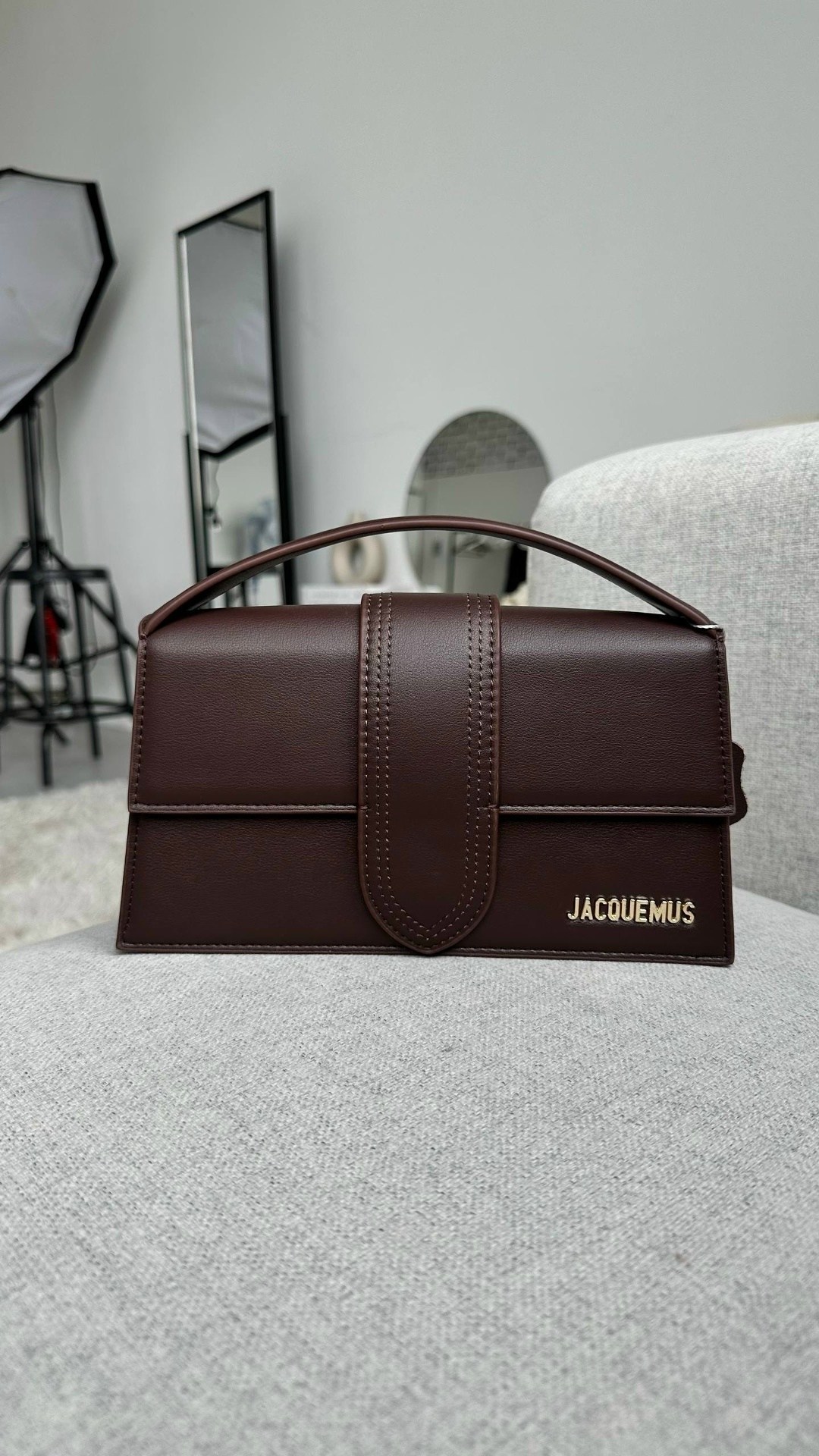 сумка jacquemus,сумка-тоут le grand bambino jacquemus черный,сумка jacquemus коричневая,женская сумка jacquemus la bambino из натуральной кожи,сумка jacquemus le bambino