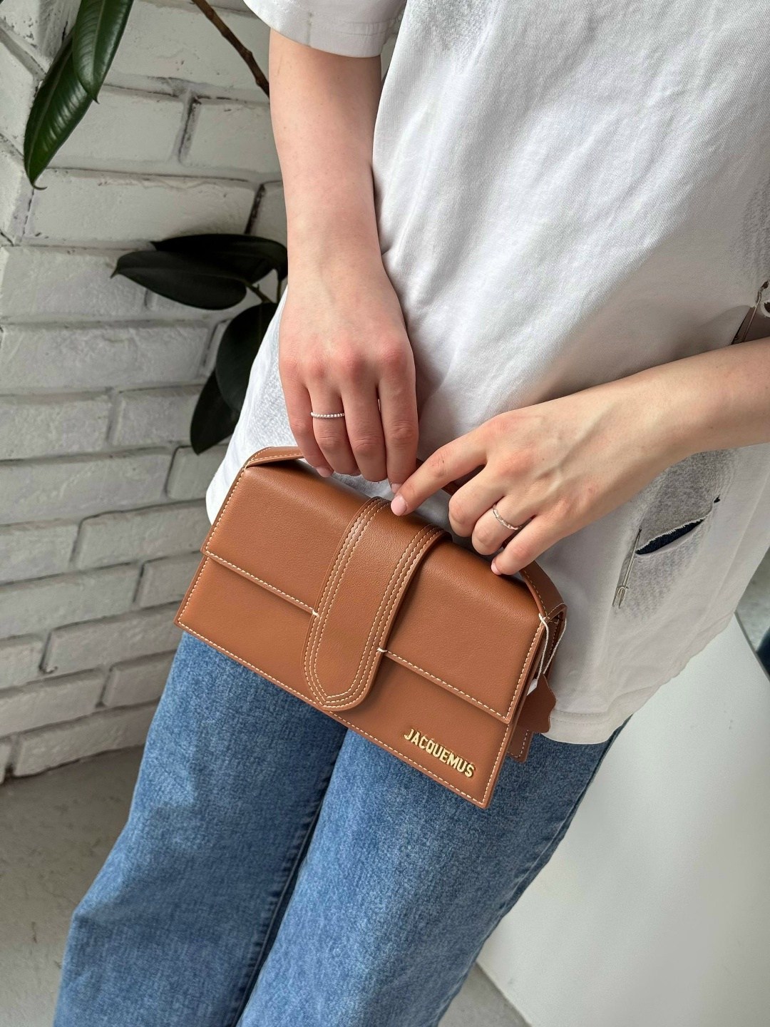 сумка jacquemus,сумка-тоут le grand bambino jacquemus черный,сумка jacquemus коричневая,женская сумка jacquemus la bambino из натуральной кожи,сумка jacquemus le bambino