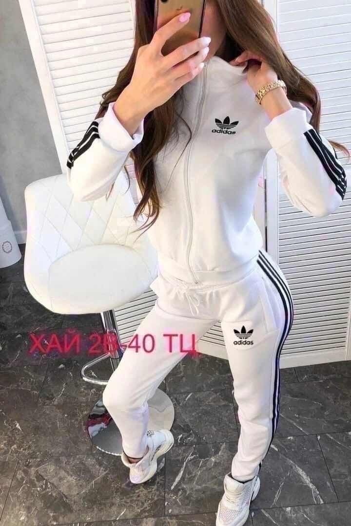 девушки в спортивном костюме adidas красный,женский спортивный костюм,спортивный костюм женский адидас 2022,женский спортивный костюм адидас,модные спортивные костюмы