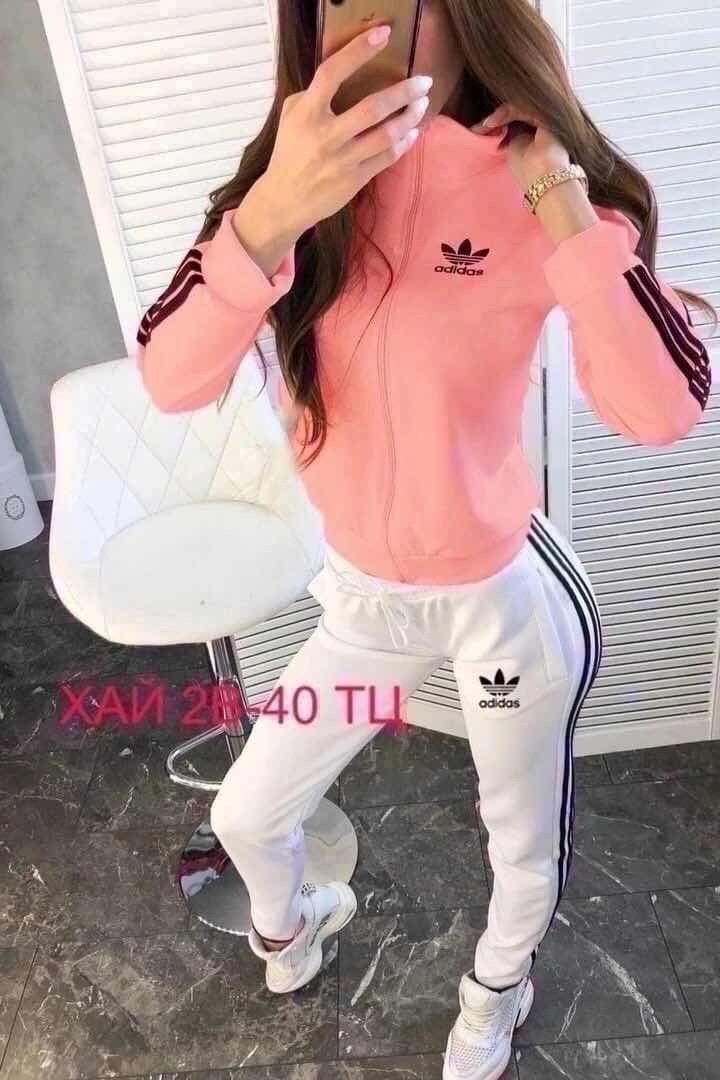 девушки в спортивном костюме adidas красный,женский спортивный костюм,спортивный костюм женский адидас 2022,женский спортивный костюм адидас,модные спортивные костюмы