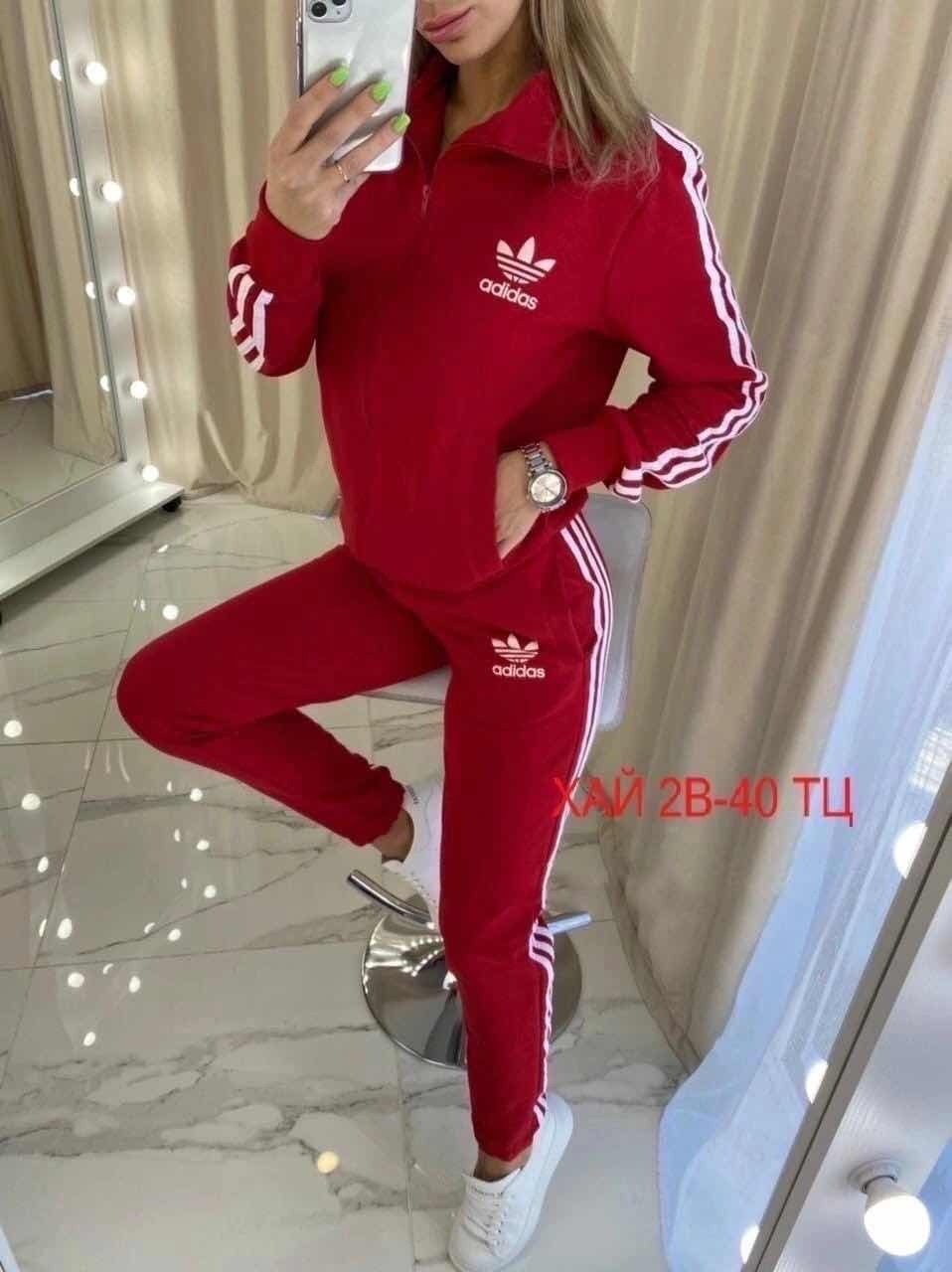 девушки в спортивном костюме adidas красный,женский спортивный костюм,спортивный костюм женский адидас 2022,женский спортивный костюм адидас,модные спортивные костюмы