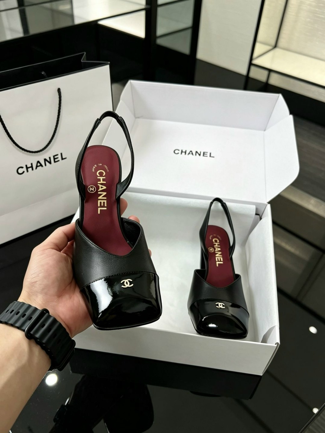 босоножки chanel,chanel туфли,женские кожаные туфли chanel белые с черным каблук 9,5 см,кожаные белые босоножки chanel на среднем каблуке,босоножки женские chanel