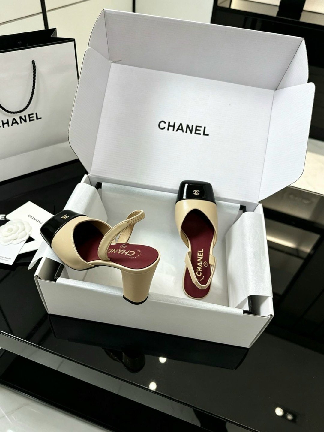 босоножки chanel,chanel туфли,женские кожаные туфли chanel белые с черным каблук 9,5 см,кожаные белые босоножки chanel на среднем каблуке,босоножки женские chanel