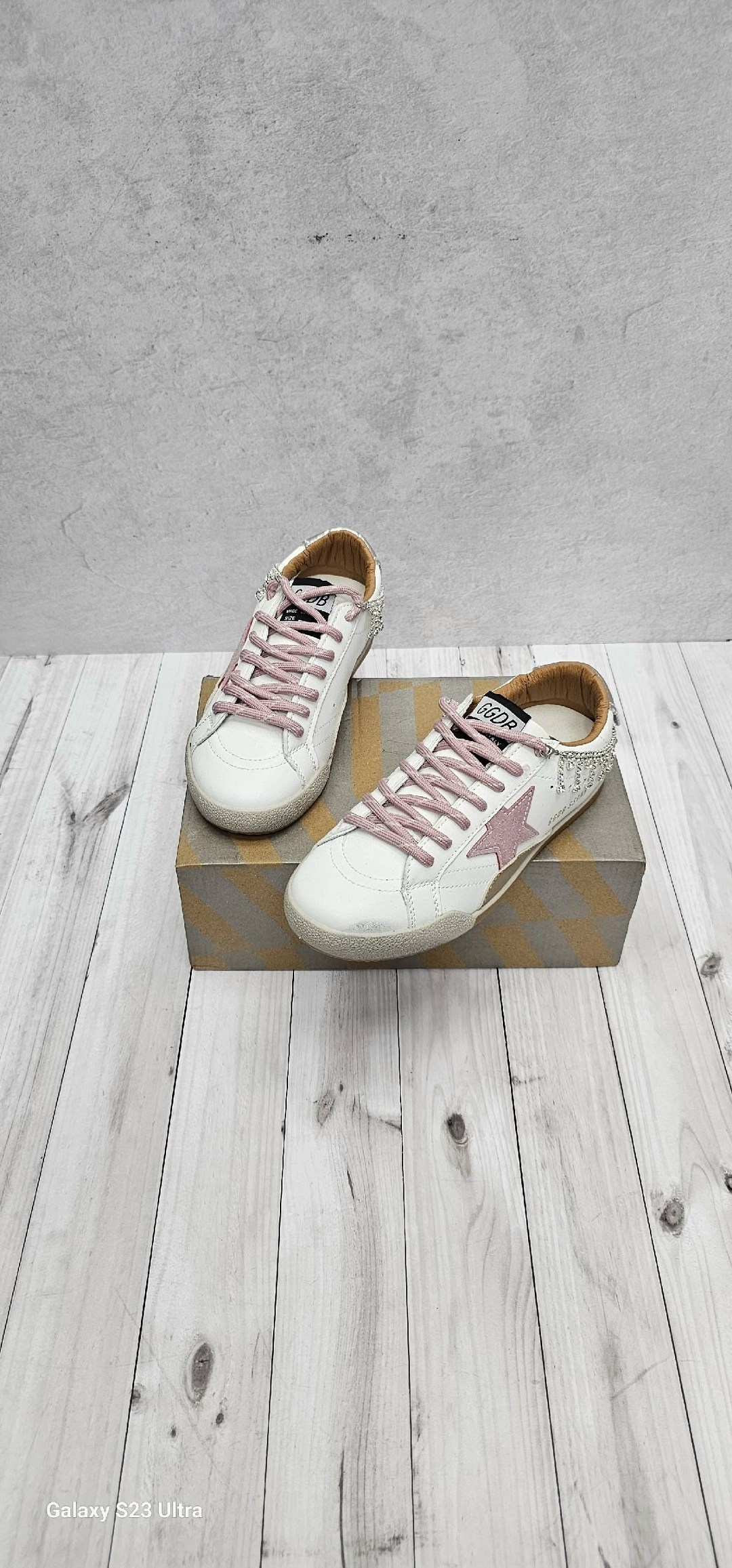 кроссовки golden goose,,golden goose sneakers,кеды golden goose,бело-розовые кроссовки golden goose со звездами