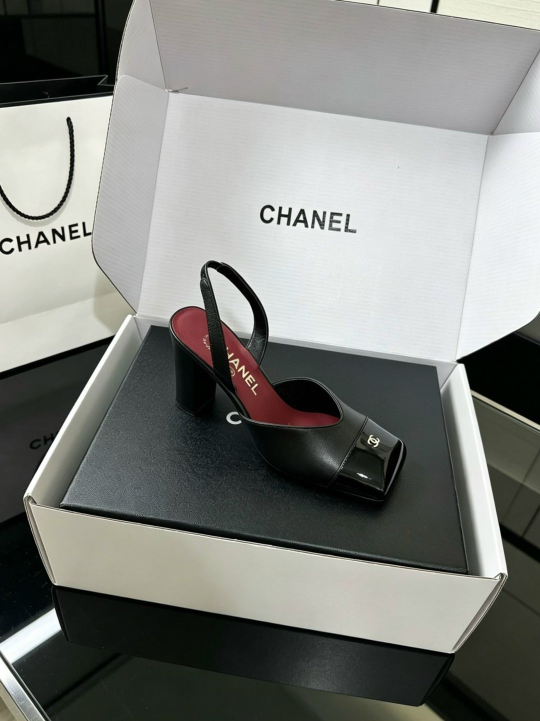 босоножки chanel,chanel туфли,женские кожаные туфли chanel белые с черным каблук 9,5 см,кожаные белые босоножки chanel на среднем каблуке,босоножки женские chanel