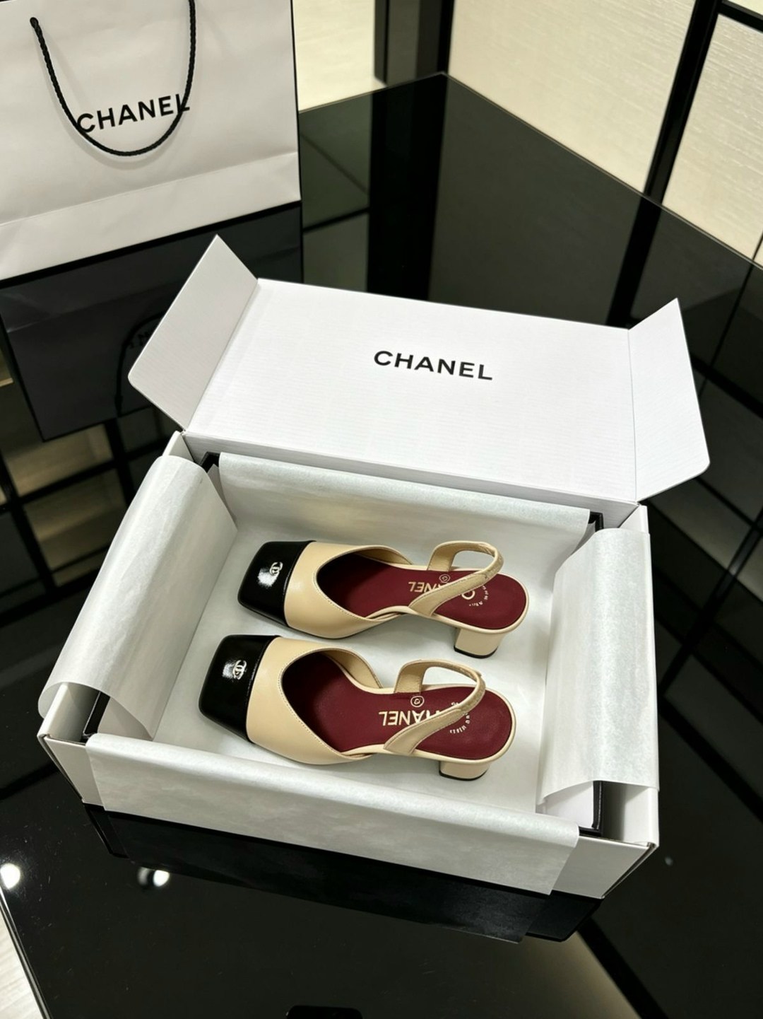 босоножки chanel,chanel туфли,женские кожаные туфли chanel белые с черным каблук 9,5 см,кожаные белые босоножки chanel на среднем каблуке,босоножки женские chanel