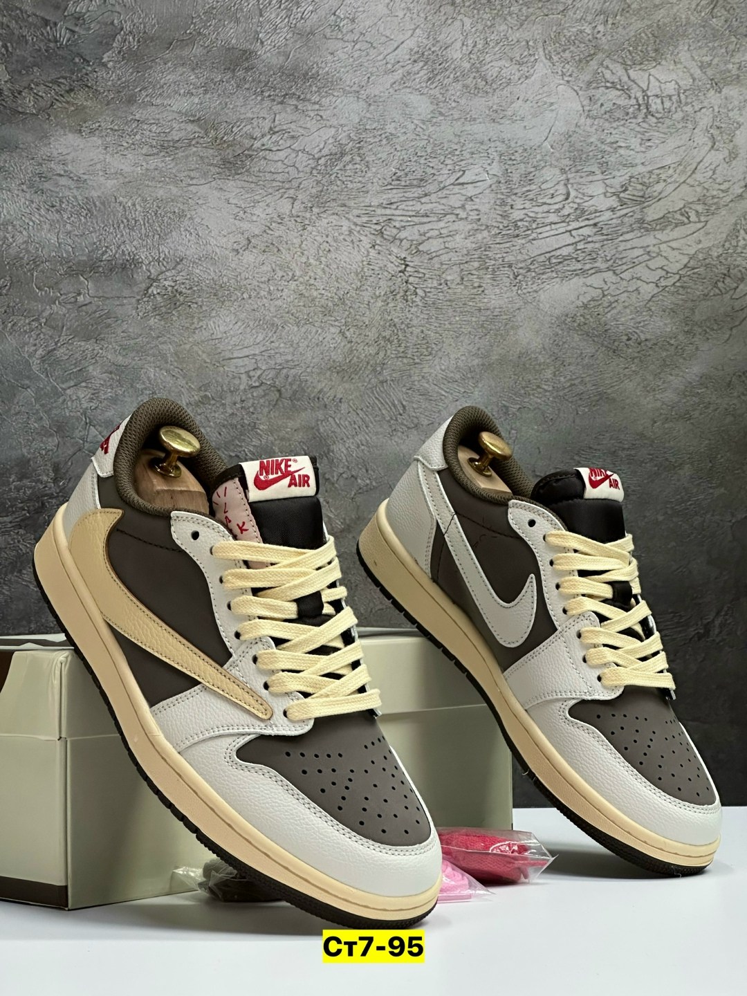 кроссовки nike air jordan 1 low x travis scott,nike air jordan 1 low travis scott reverse mocha,nike air jordan 1 low x travis scott,nike air jordan 1 low travis scott,кроссовки nike air jordan 1 trav