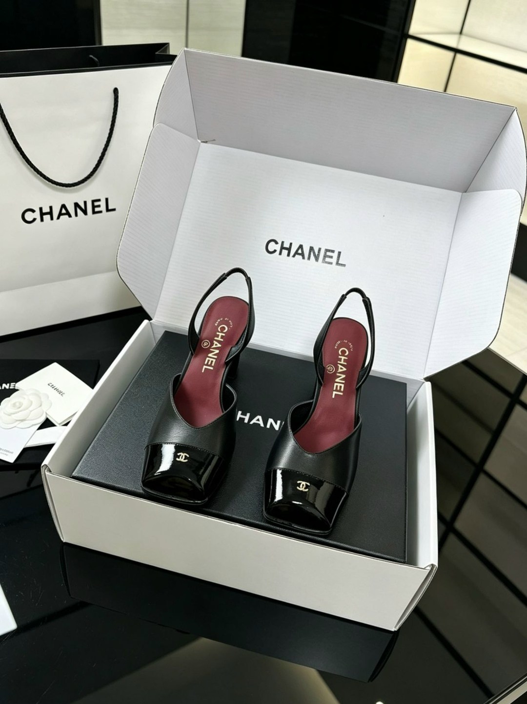 босоножки chanel,chanel туфли,женские кожаные туфли chanel белые с черным каблук 9,5 см,кожаные белые босоножки chanel на среднем каблуке,босоножки женские chanel