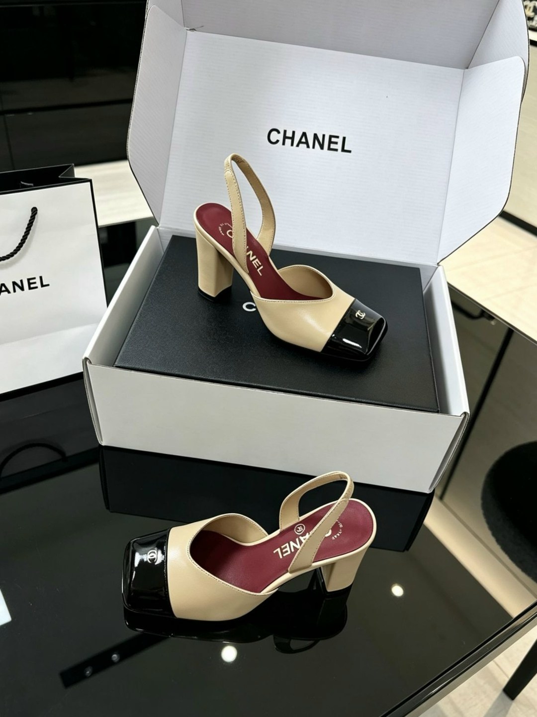 босоножки chanel,chanel туфли,женские кожаные туфли chanel белые с черным каблук 9,5 см,кожаные белые босоножки chanel на среднем каблуке,босоножки женские chanel