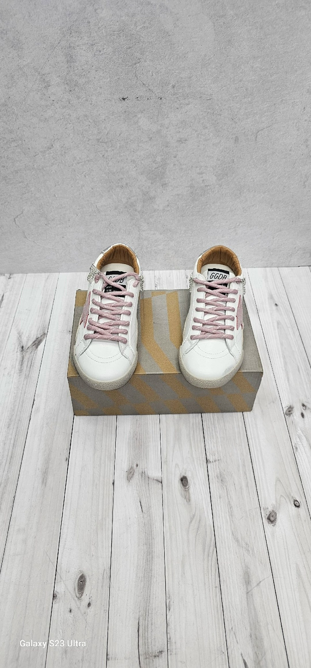 кроссовки golden goose,,golden goose sneakers,кеды golden goose,бело-розовые кроссовки golden goose со звездами