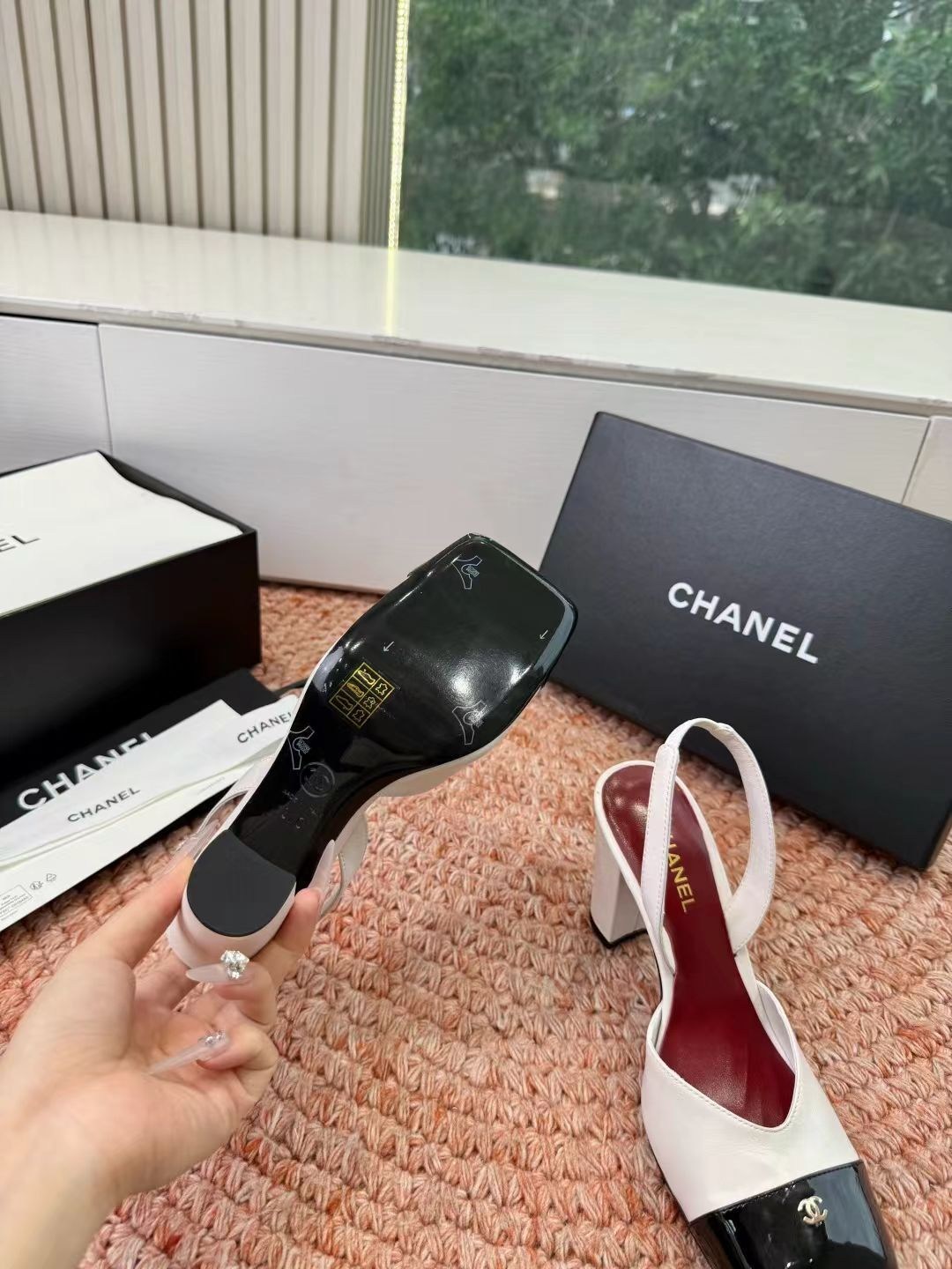 босоножки chanel,chanel туфли,женские кожаные туфли chanel белые с черным каблук 9,5 см,кожаные белые босоножки chanel на среднем каблуке,босоножки женские chanel