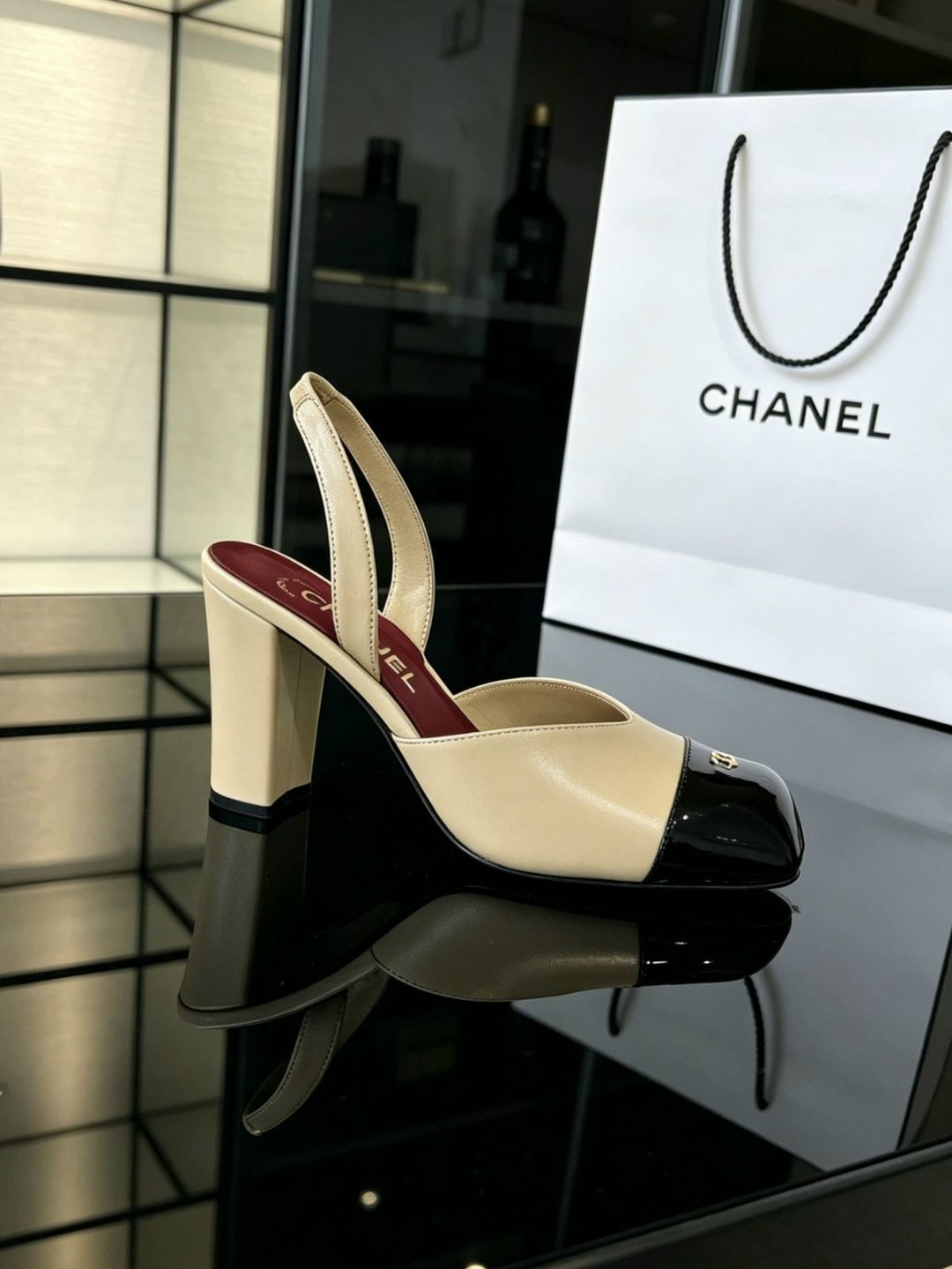 босоножки chanel,chanel туфли,женские кожаные туфли chanel белые с черным каблук 9,5 см,кожаные белые босоножки chanel на среднем каблуке,босоножки женские chanel