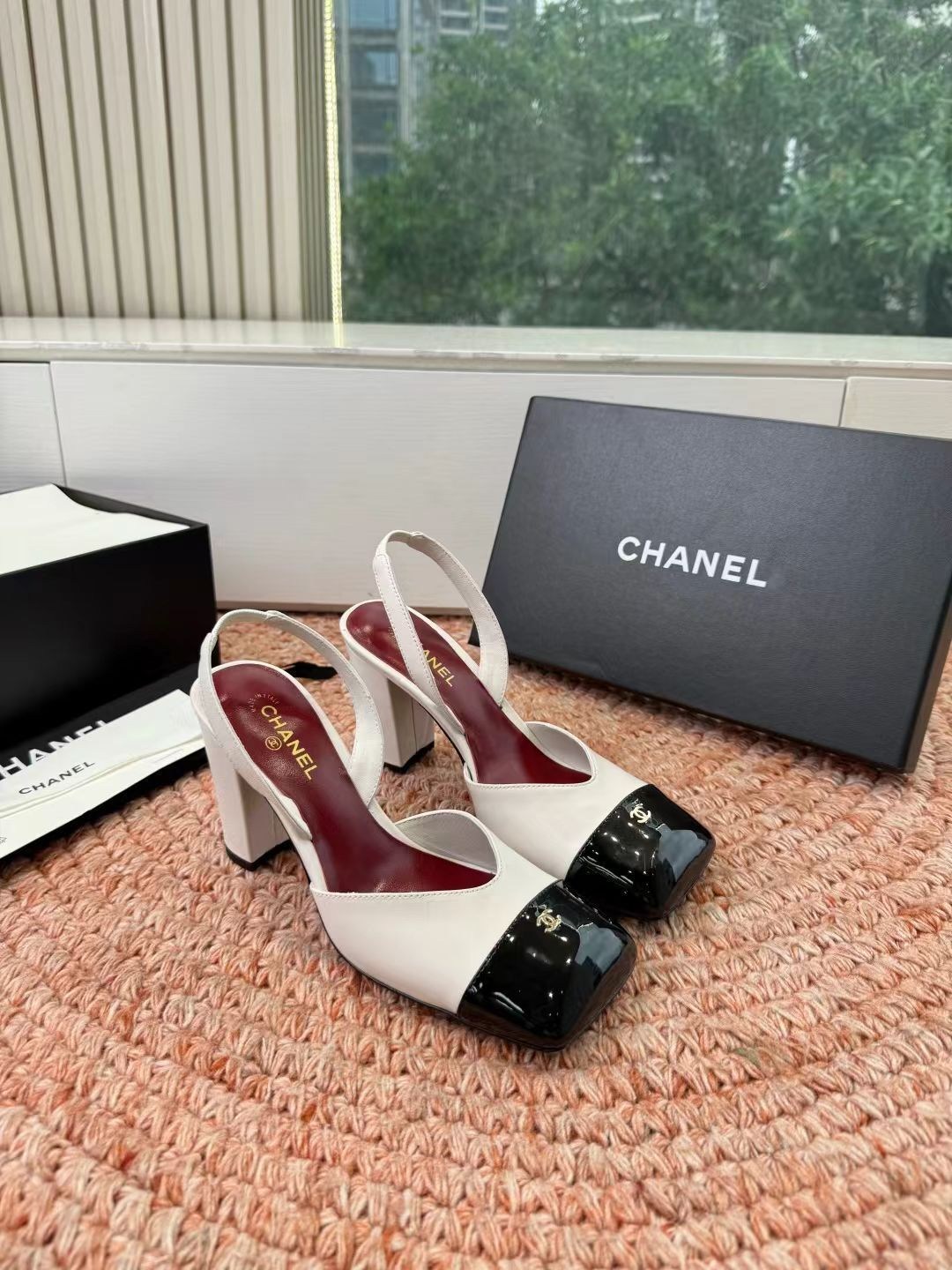 босоножки chanel,chanel туфли,женские кожаные туфли chanel белые с черным каблук 9,5 см,кожаные белые босоножки chanel на среднем каблуке,босоножки женские chanel