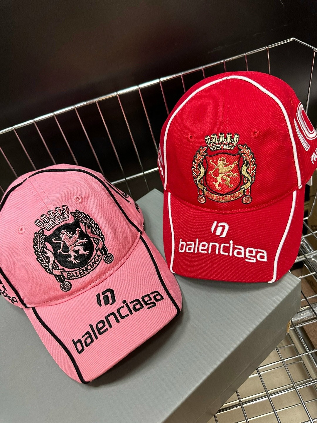 бейсболка balenciaga,кепка баленсиага красная,бейсболка модная,бейсболка кепка,стильная бейсболка
