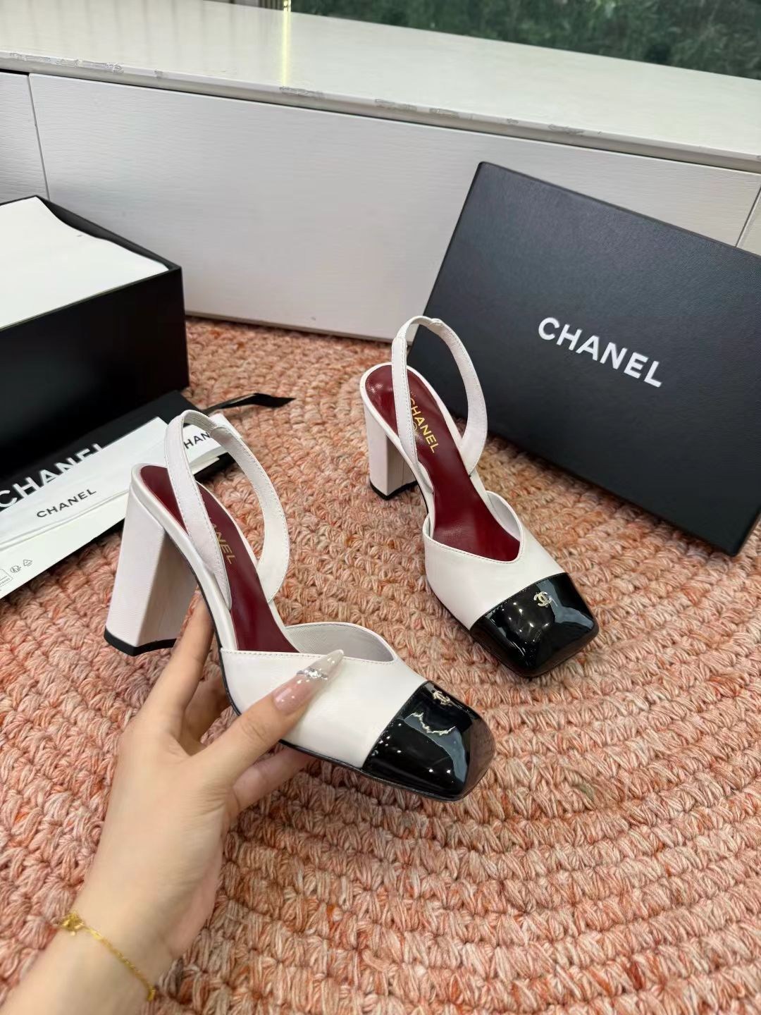 босоножки chanel,chanel туфли,женские кожаные туфли chanel белые с черным каблук 9,5 см,кожаные белые босоножки chanel на среднем каблуке,босоножки женские chanel