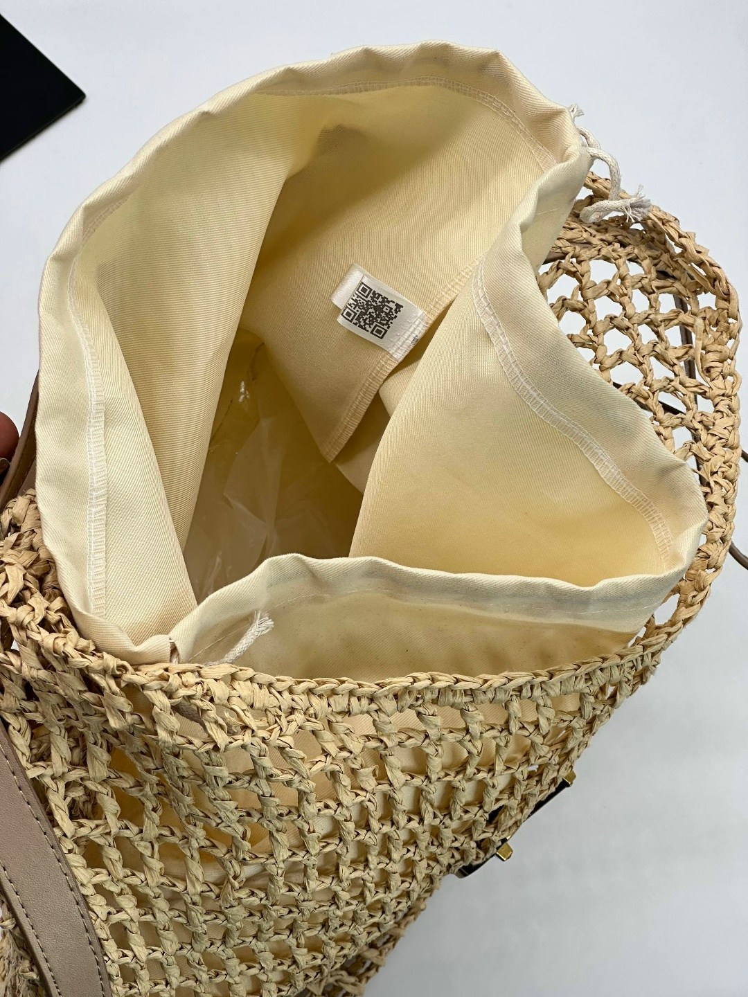 женская бежевая пляжная сумка saint laurent raffia,плетеная сумка,пляжная сумка,сумка,модная сумка