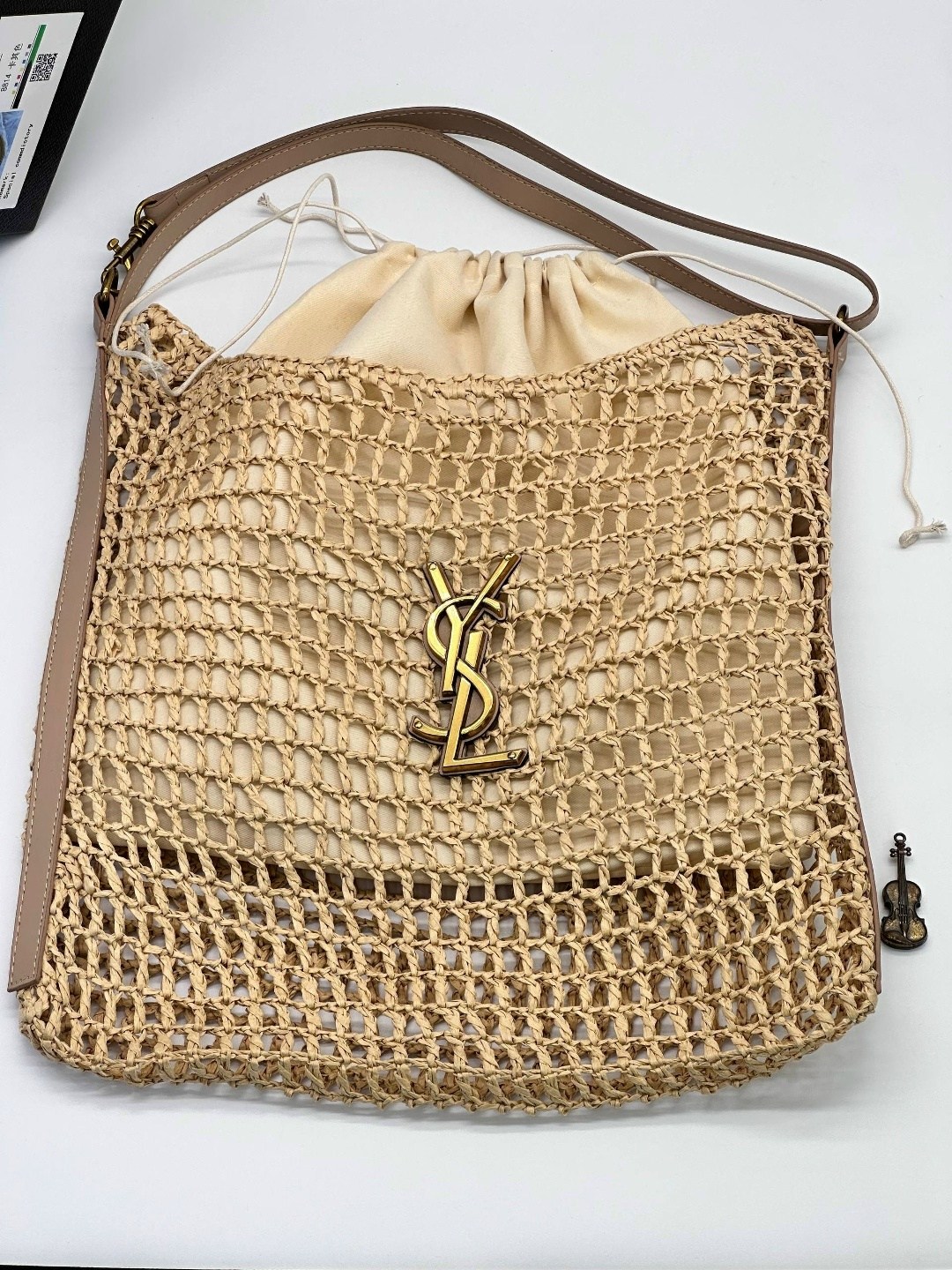 женская бежевая пляжная сумка saint laurent raffia,плетеная сумка,пляжная сумка,сумка,модная сумка