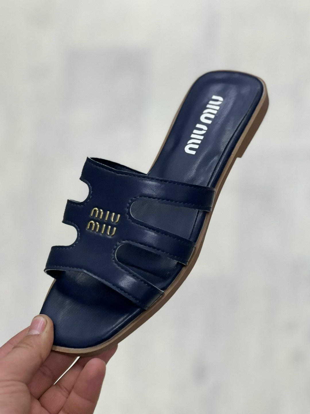 ,шлепки женские,женские шлепанцы,шлёпанцы miu miu,шлепки miu miu