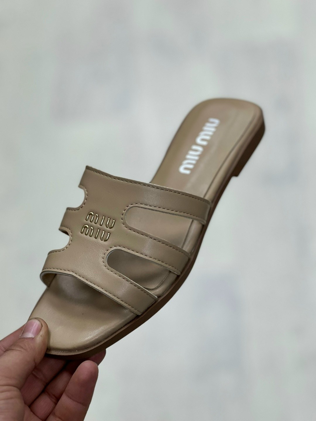 ,шлепки женские,женские шлепанцы,шлёпанцы miu miu,шлепки miu miu
