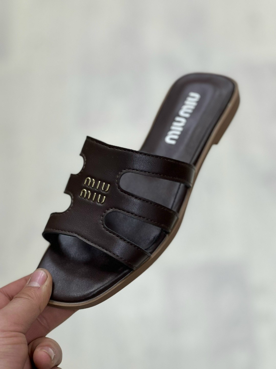 ,шлепки женские,женские шлепанцы,шлёпанцы miu miu,шлепки miu miu