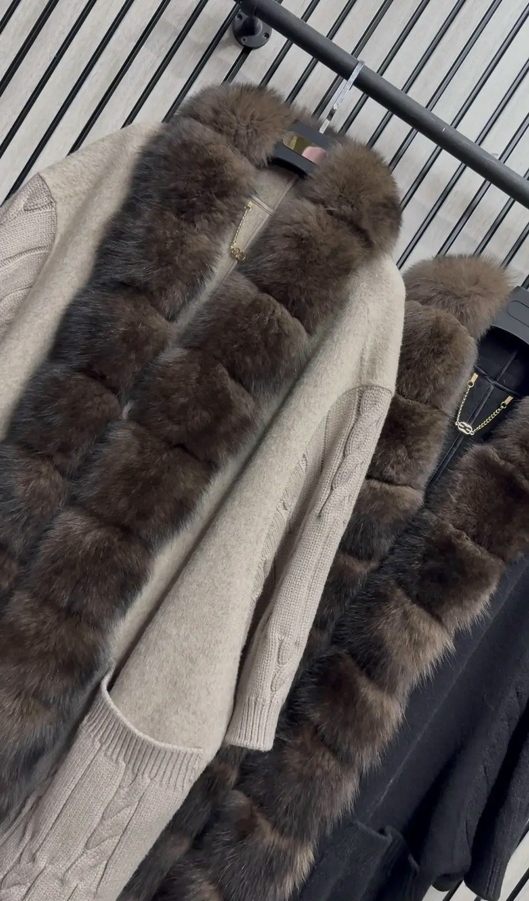 пальто с натуральным мехом соболя northfox,меховое пальто,пальто с соболем,пальто с мехом,кардиган вязаный с отделкой натуральный мех песца