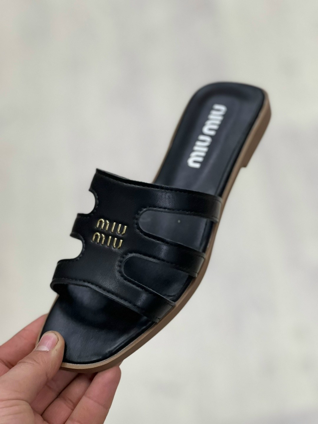 ,шлепки женские,женские шлепанцы,шлёпанцы miu miu,шлепки miu miu