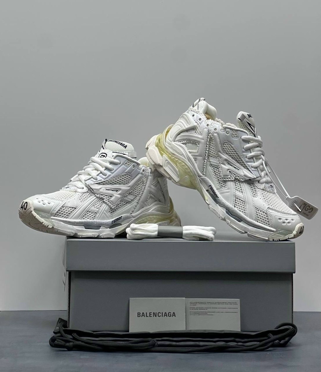 кроссовки balenciaga,баленсиага кроссовки 16 см подошва,кроссовки balenciaga runner,женские кроссовки balenciaga runner серебристые,баленсиага трек 2 кроссовки