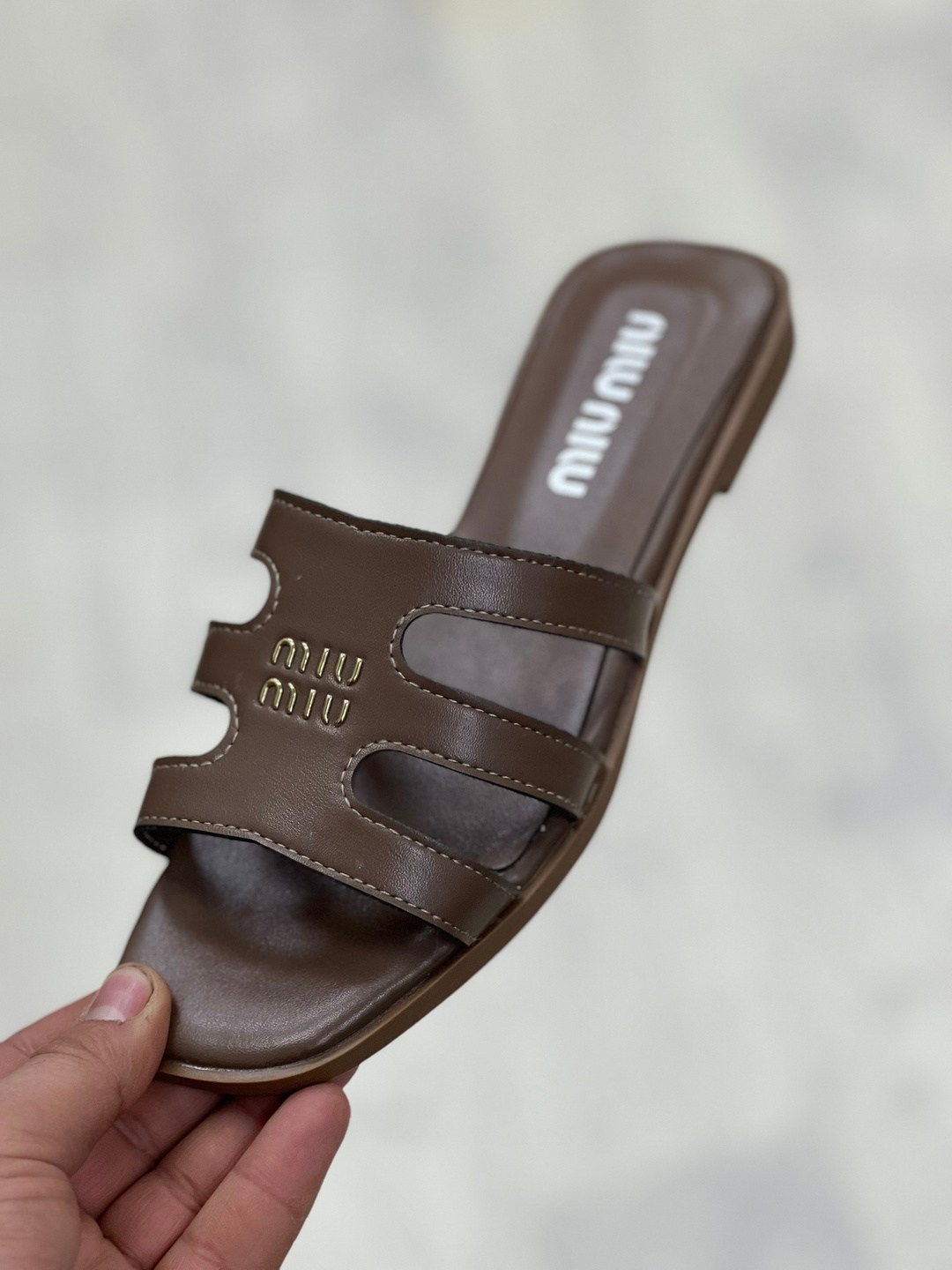 ,шлепки женские,женские шлепанцы,шлёпанцы miu miu,шлепки miu miu