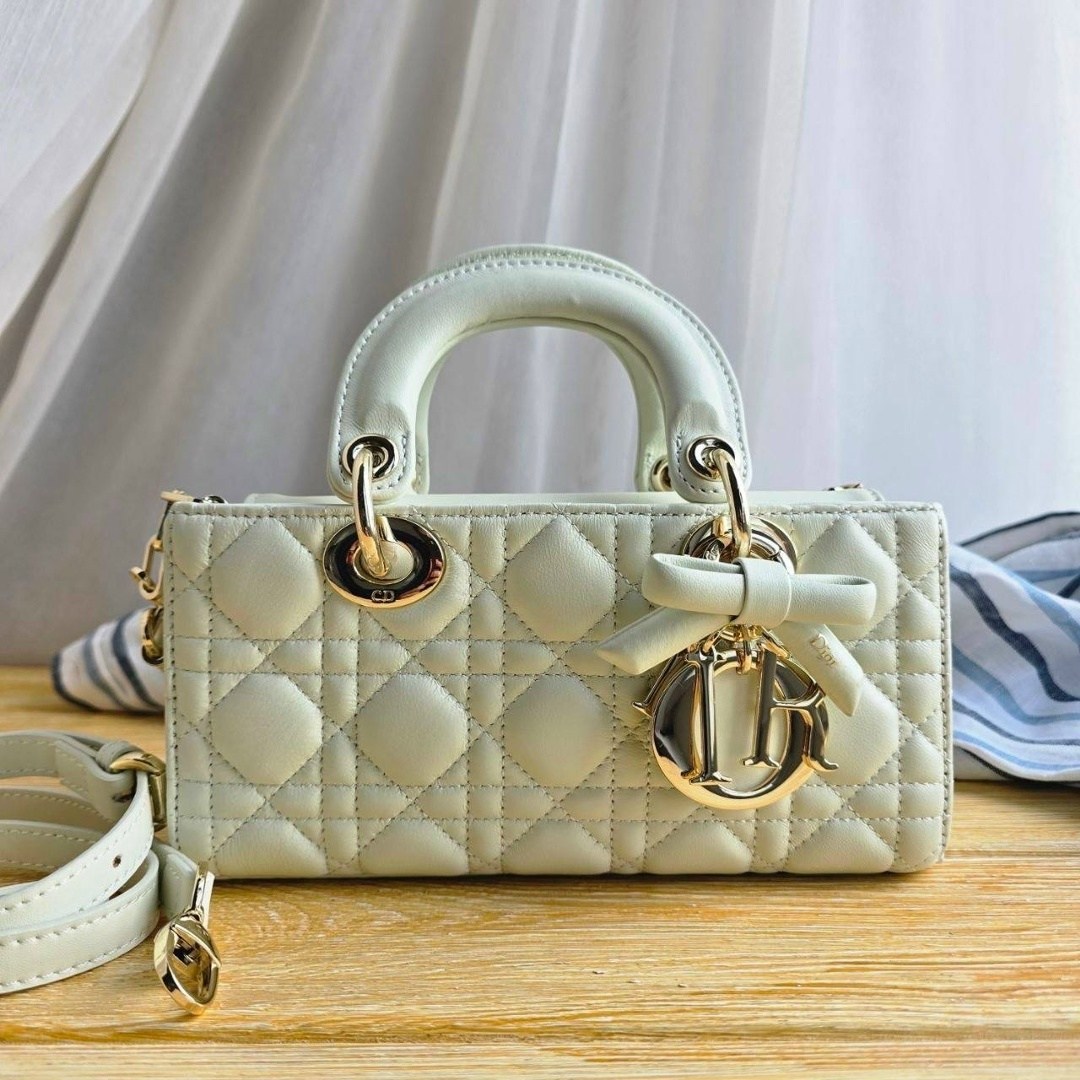 dior сумка,сумки диор,женская сумка dior,сумка кристиан диор белая кожа,сумка диор белая