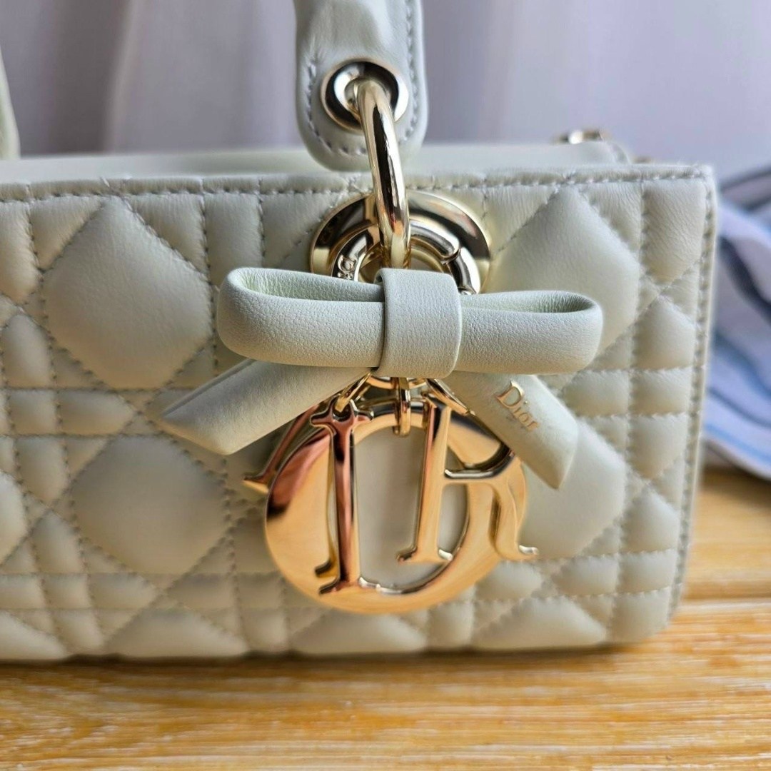dior сумка,сумки диор,женская сумка dior,сумка кристиан диор белая кожа,сумка диор белая