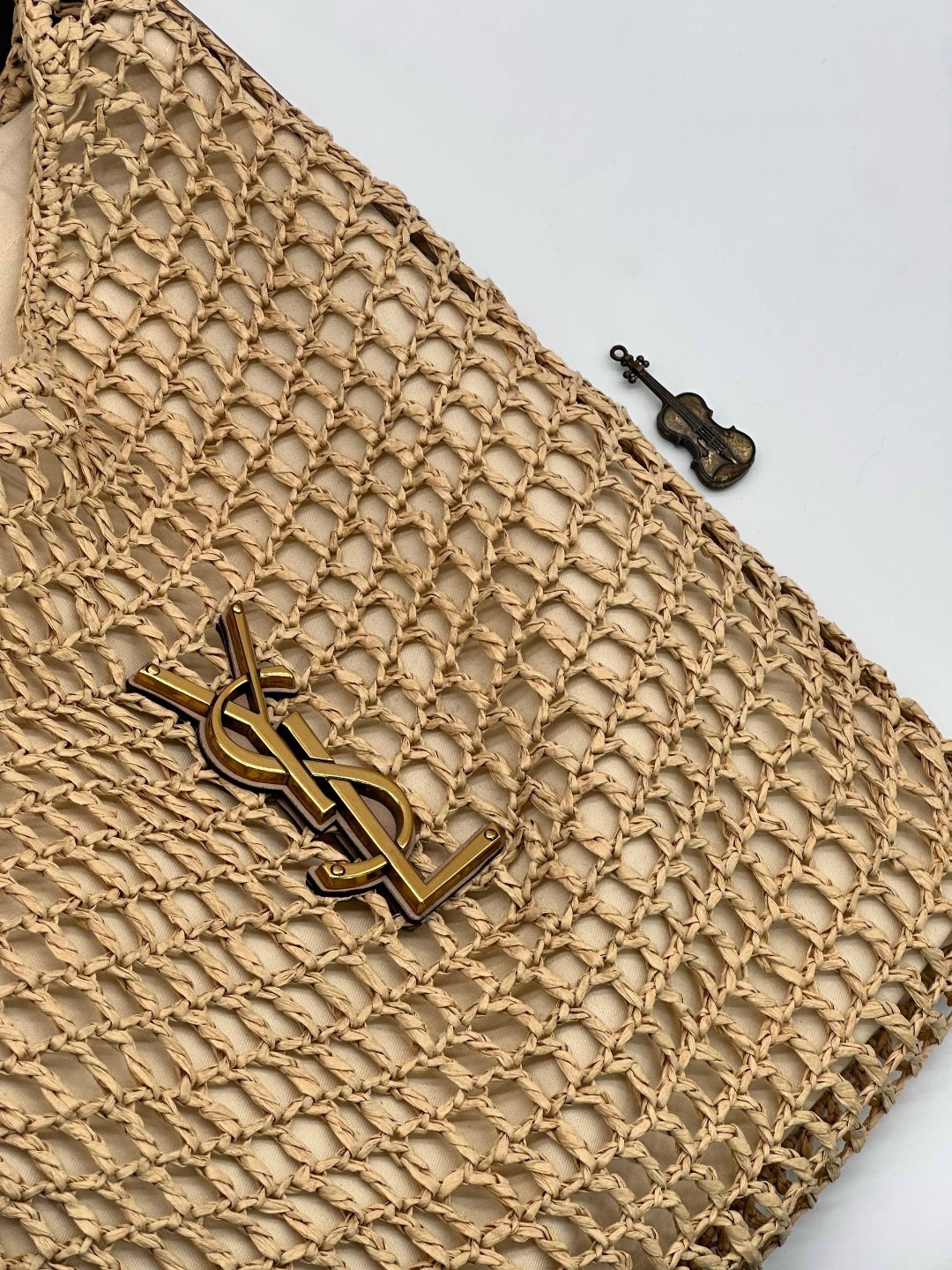 женская бежевая пляжная сумка saint laurent raffia,плетеная сумка,пляжная сумка,сумка,модная сумка