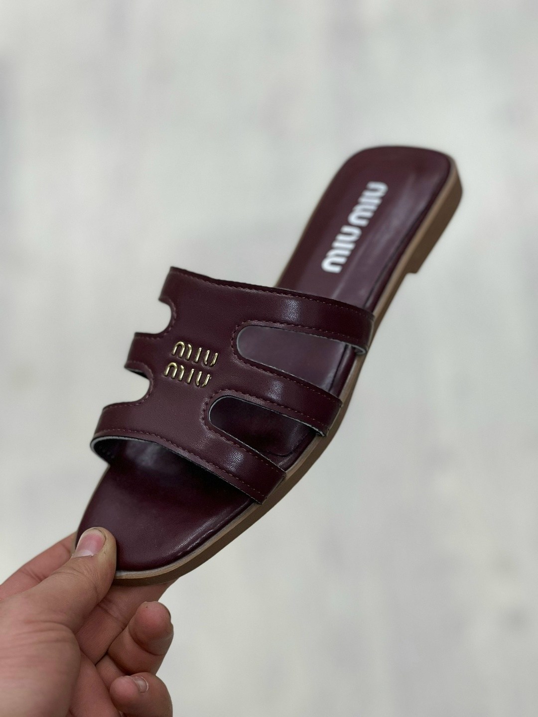 ,шлепки женские,женские шлепанцы,шлёпанцы miu miu,шлепки miu miu