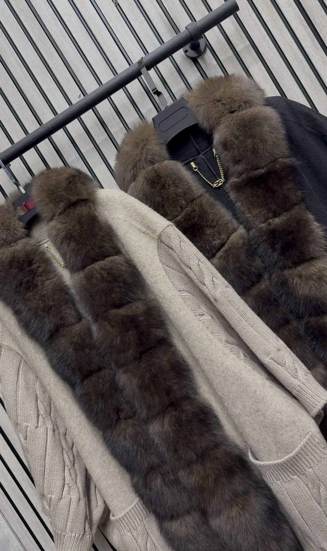 пальто с натуральным мехом соболя northfox,меховое пальто,пальто с соболем,пальто с мехом,кардиган вязаный с отделкой натуральный мех песца