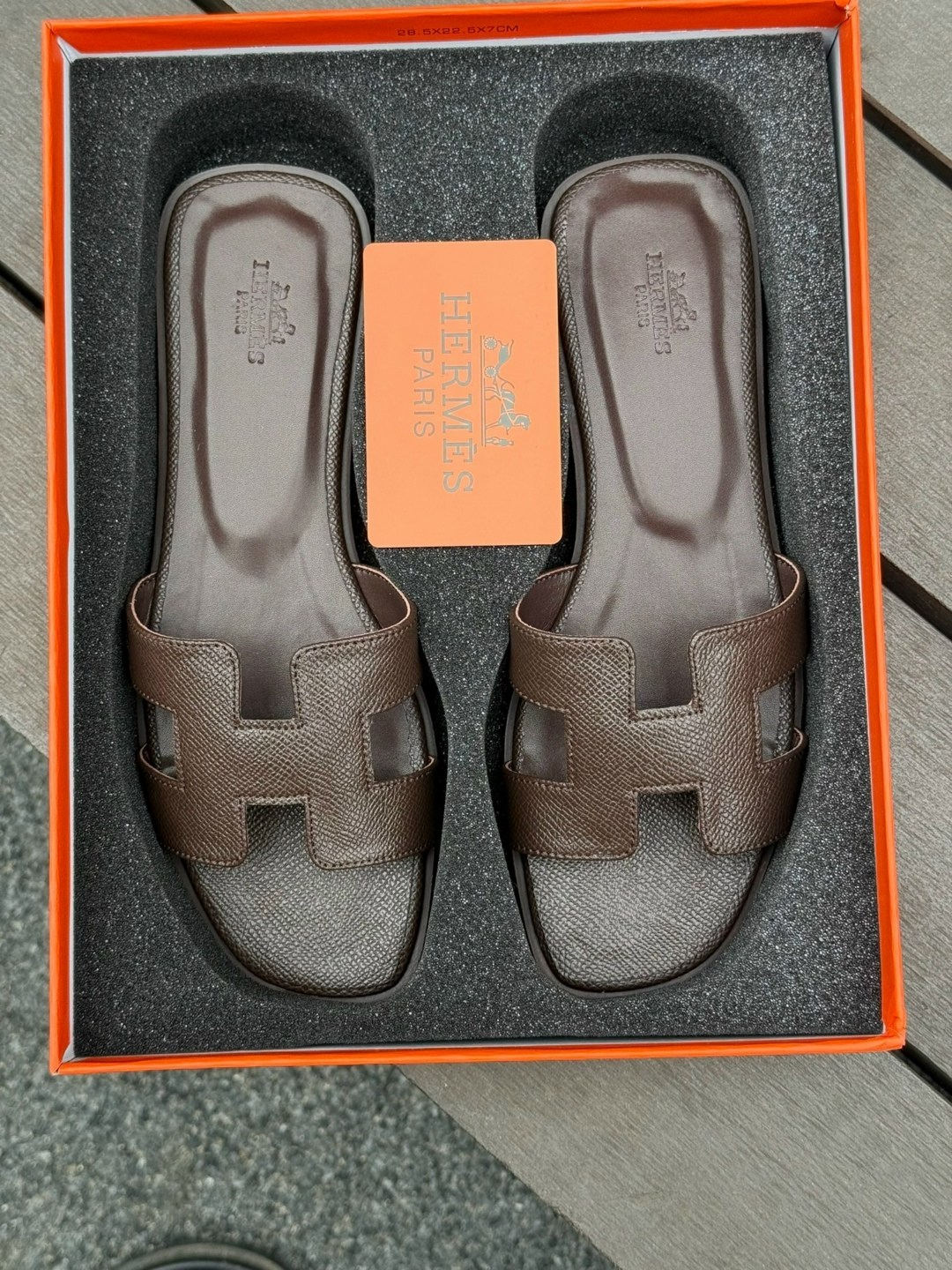 шлепанцы hermes,шлепки hermes,шлепки hermes женские,шлепки эрмес коричневые,женские кожаные шлепки hermes oran коричневые