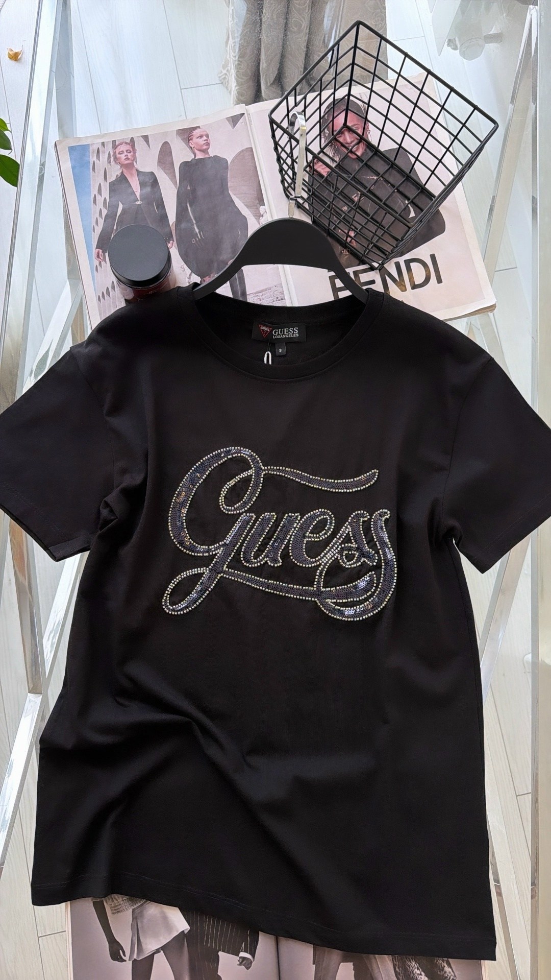 женские футболки guess,футболка guess,guess черный,футболка guess мужская,футболка guess футболка