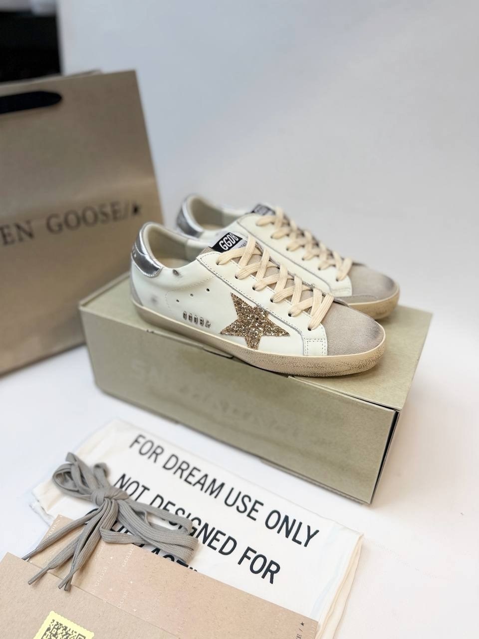 ,кеды golden goose женские,кроссовки golden goose,golden goose декорированные кеды super-star белый,кеды женские кожаные
