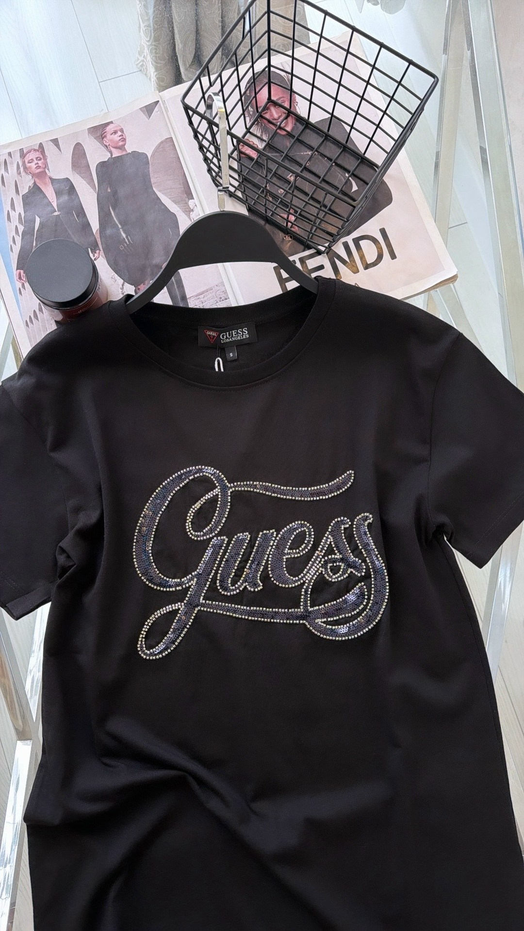 женские футболки guess,футболка guess,guess черный,футболка guess мужская,футболка guess футболка
