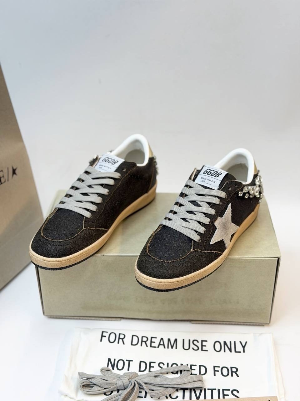 ,кеды golden goose,кроссовки golden goose из натуральной кожи с камнями,кеды golden goose женские, женская