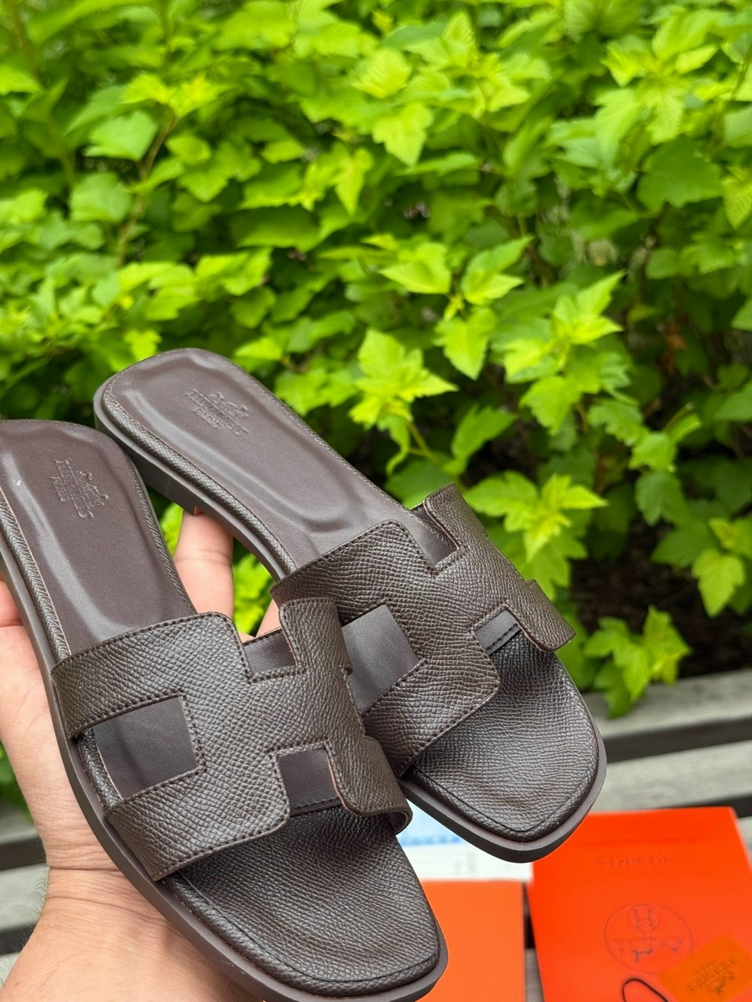 шлепанцы hermes,шлепки hermes,шлепки hermes женские,шлепки эрмес коричневые,женские кожаные шлепки hermes oran коричневые