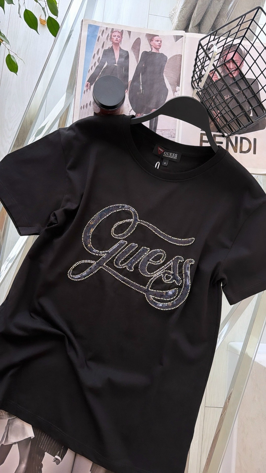 женские футболки guess,футболка guess,guess черный,футболка guess мужская,футболка guess футболка