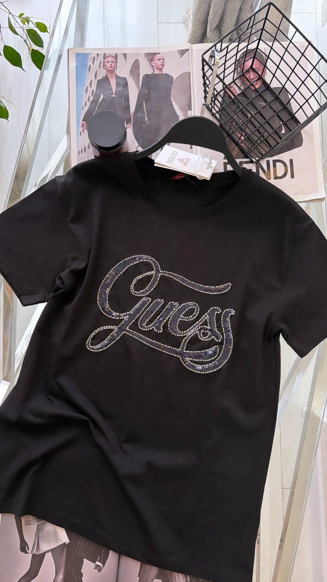 женские футболки guess,футболка guess,guess черный,футболка guess мужская,футболка guess футболка