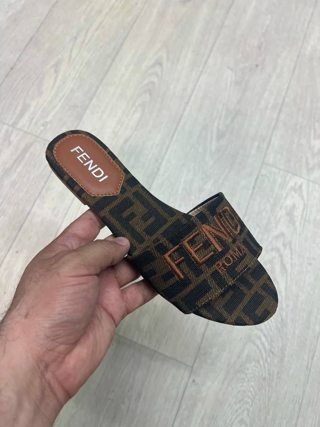шлепанцы miu miu,шлепанцы женские,,шлепки женские,модные тапочки