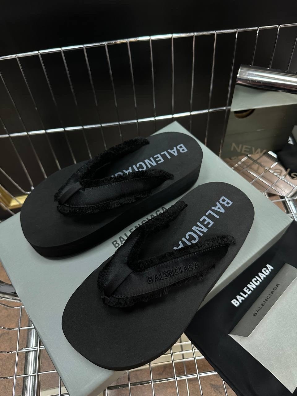 ,шлепанцы balenciaga,шлепки баленсиага,тапочки баленсиага,шлепки баленсиага женские